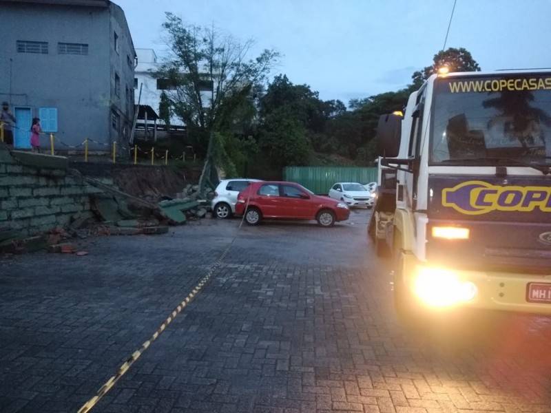 Muro cai em cima de carros que estavam em estacionamento no Centro de Criciúma — foto 1