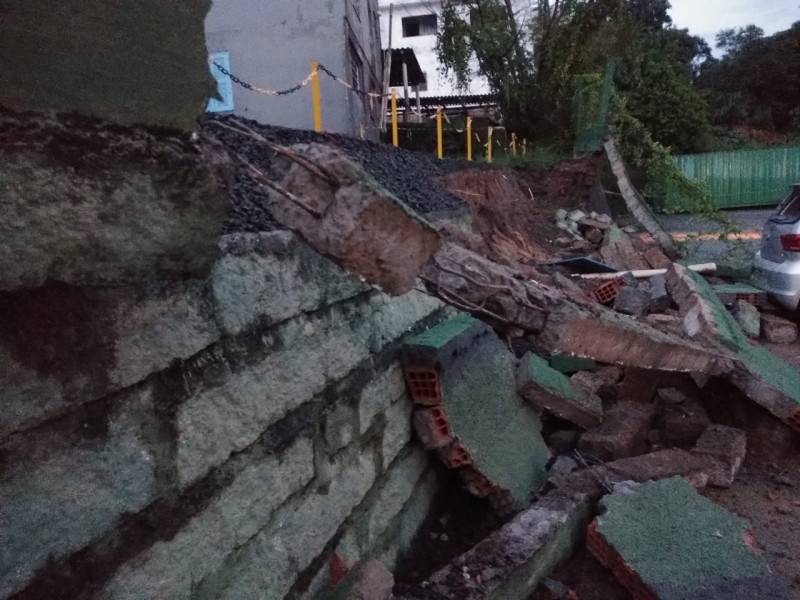 Muro cai em cima de carros que estavam em estacionamento no Centro de Criciúma — foto 2