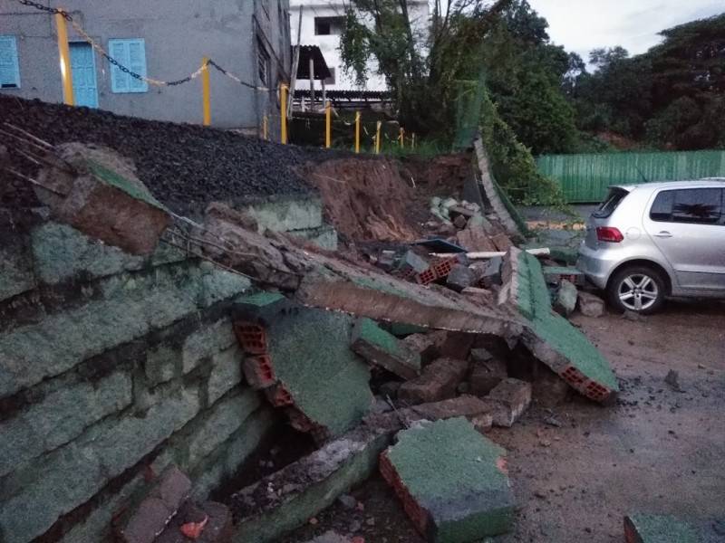 Muro cai em cima de carros que estavam em estacionamento no Centro de Criciúma — foto 4