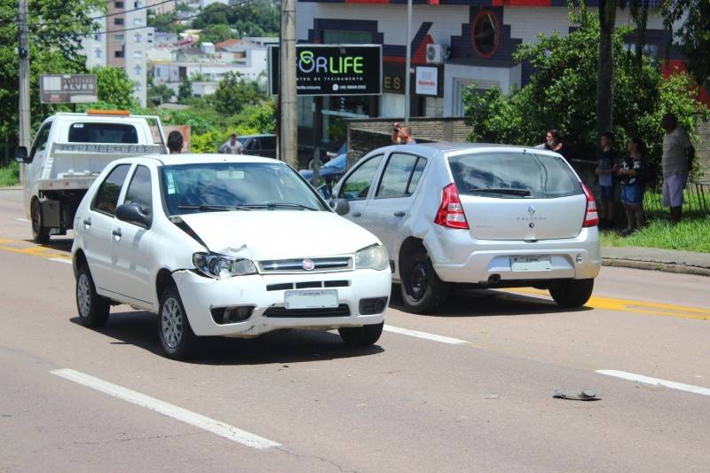 Colisão entre dois carros é registrada na rua Álvaro Catão — foto 1