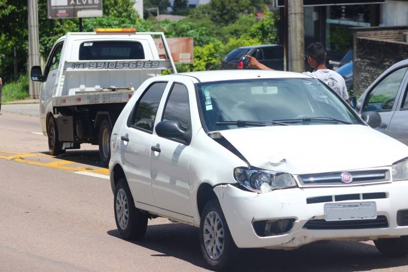 Colisão entre dois carros é registrada na rua Álvaro Catão — foto 2