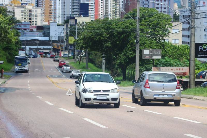 Colisão entre dois carros é registrada na rua Álvaro Catão — foto 4