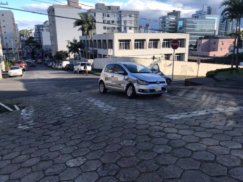 Motorista desrespeita sinalização de 'pare' e colide em veículo no Centro de Criciúma — foto 1