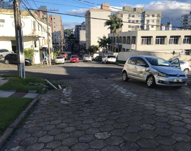Motorista desrespeita sinalização de 'pare' e colide em veículo no Centro de Criciúma — foto 2
