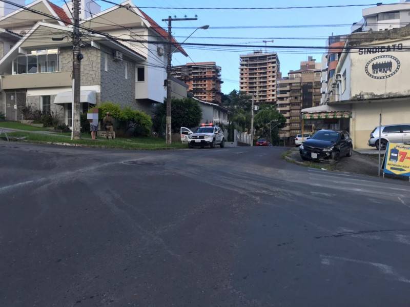 Motorista desrespeita sinalização de 'pare' e colide em veículo no Centro de Criciúma — foto 7