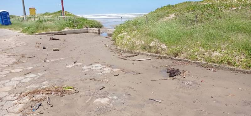 Ressaca atinge litoral Sul; mar deve ficar calmo na próxima semana — foto 1