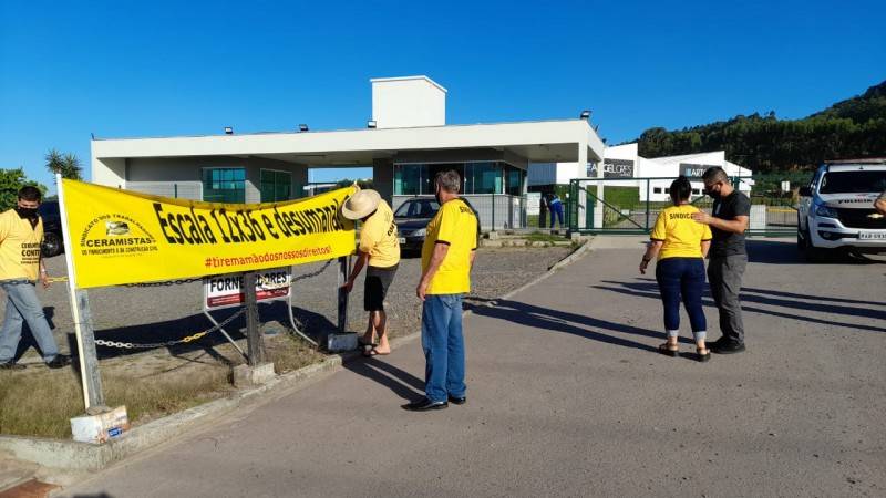 Ceramistas iniciam greve no Sul de SC — foto 1