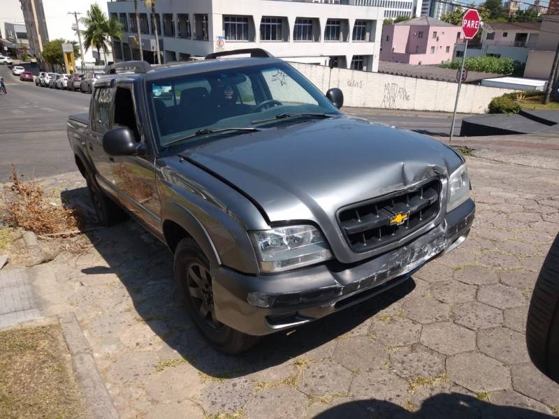 Colisão entre carro e caminhonete é registrada na área Central de Criciúma — foto 1