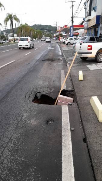 Agentes de trânsito orientam trânsito após formação de crateras na avenida Centenário — foto 1
