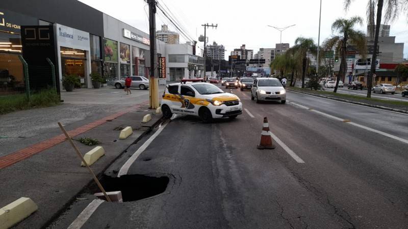 Agentes de trânsito orientam trânsito após formação de crateras na avenida Centenário — foto 2