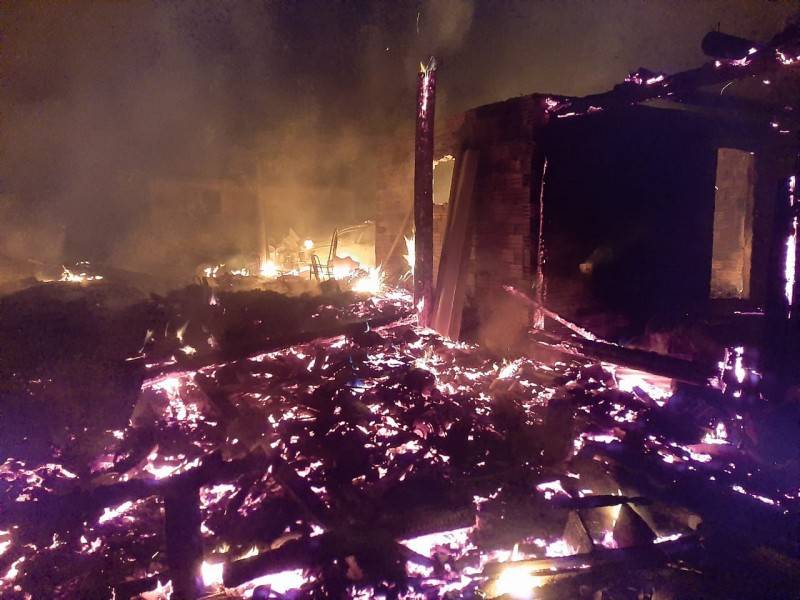 Casa e carro são consumidos por incêndio em Praia Grande — foto 1