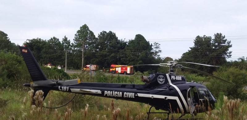 Jovem fica ferida após bater carro em árvore — foto 1