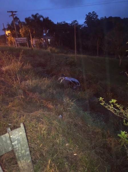 Motorista capota carro e cai em ribanceira em Cocal do Sul — foto 1