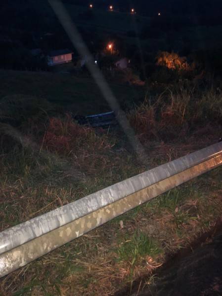 Motorista capota carro e cai em ribanceira em Cocal do Sul — foto 2