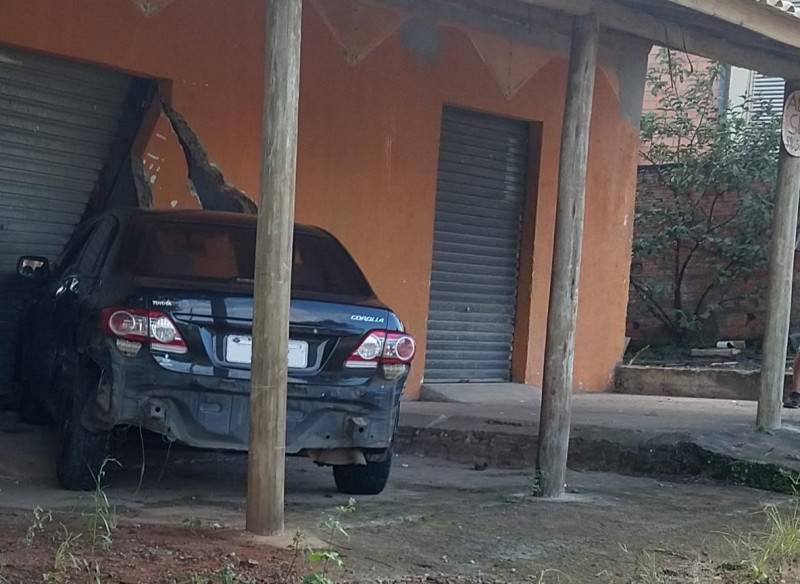 Após colisão entre veículos, motorista perde controle da direção e atinge estabelecimento comercial — foto 1