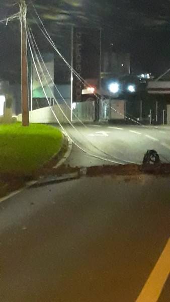 Veículo colide em estrutura de ferro; acidente causou queda de poste na avenida Gabriel Zanette — foto 1