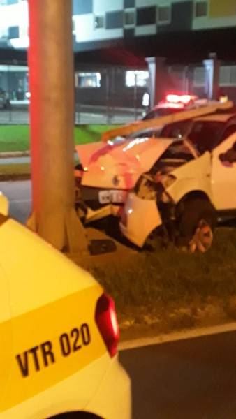 Veículo colide em estrutura de ferro; acidente causou queda de poste na avenida Gabriel Zanette — foto 2