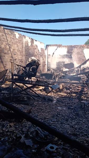 Duas oficinas são consumidas por incêndio em Passo de Torres — foto 1