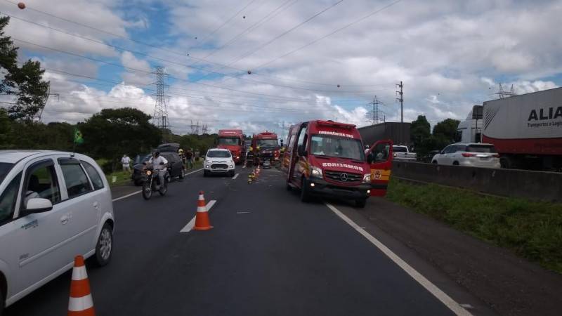 Três pessoas ficaram feridas em acidente na BR-101, em Capivari de Baixo — foto 2