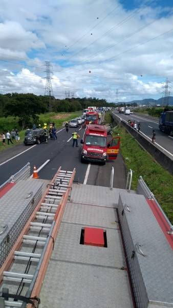 Três pessoas ficaram feridas em acidente na BR-101, em Capivari de Baixo — foto 3
