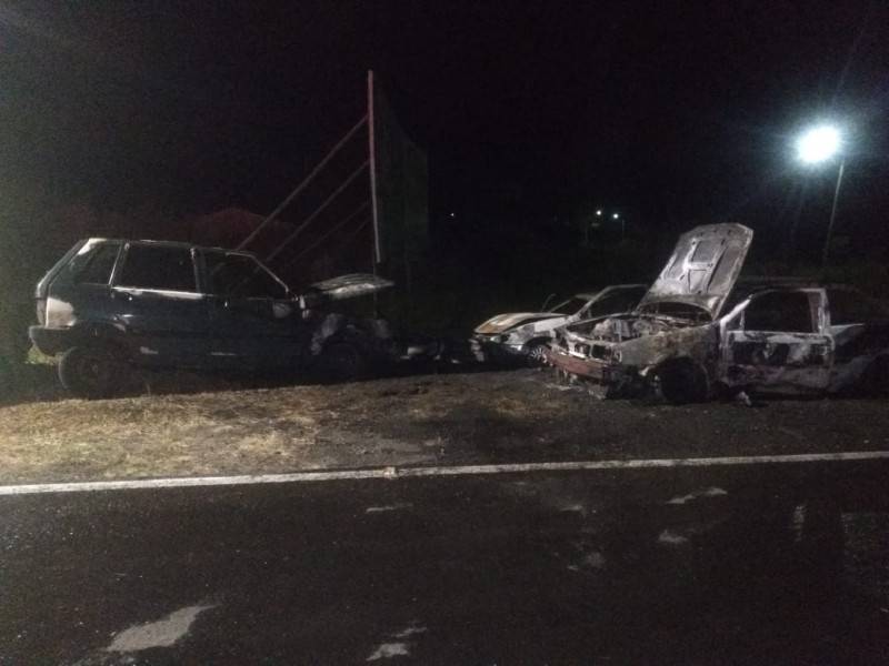 Incêndio destrói três carros em Santa Rosa do Sul — foto 1