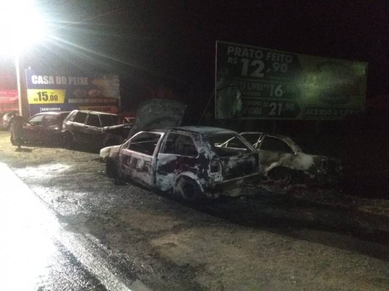 Incêndio destrói três carros em Santa Rosa do Sul — foto 2