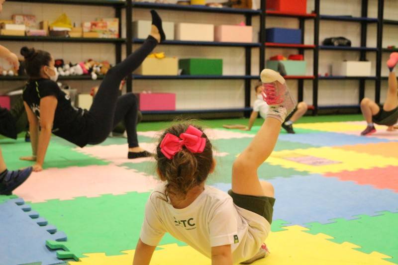 Aulas de capoeira estimulam desenvolvimento infantil no Colégio Satc — foto 1