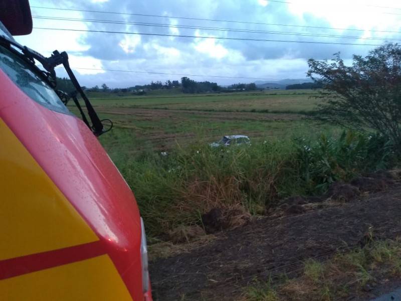 Motorista perde controle de veículo, carro sai da pista e capota na SC-101 — foto 1