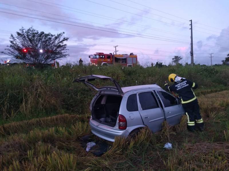Motorista perde controle de veículo, carro sai da pista e capota na SC-101 — foto 2