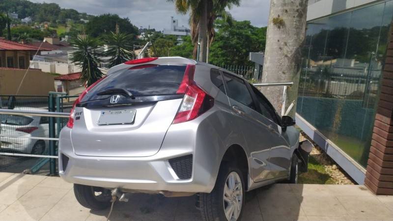 Motorista perde controle de veículo e invade pátio de clínica no bairro Pio Corrêa — foto 1