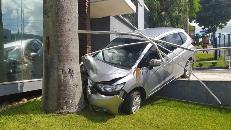 Motorista perde controle de veículo e invade pátio de clínica no bairro Pio Corrêa — foto 2