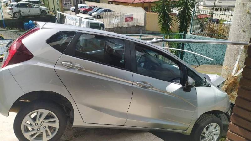 Motorista perde controle de veículo e invade pátio de clínica no bairro Pio Corrêa — foto 8