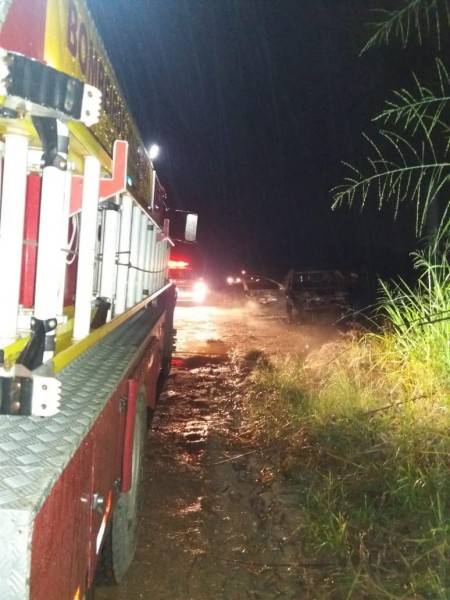 Veículo é encontrado incendiado em Treze de Maio; carro teria sido utilizado em assalto — foto 2