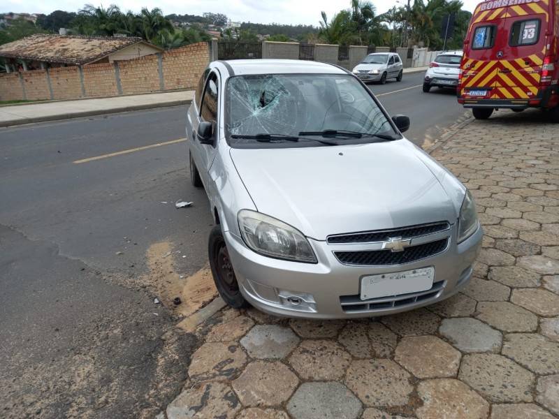 Acidente entre carro e moto deixa motociclista ferido em Içara — foto 1