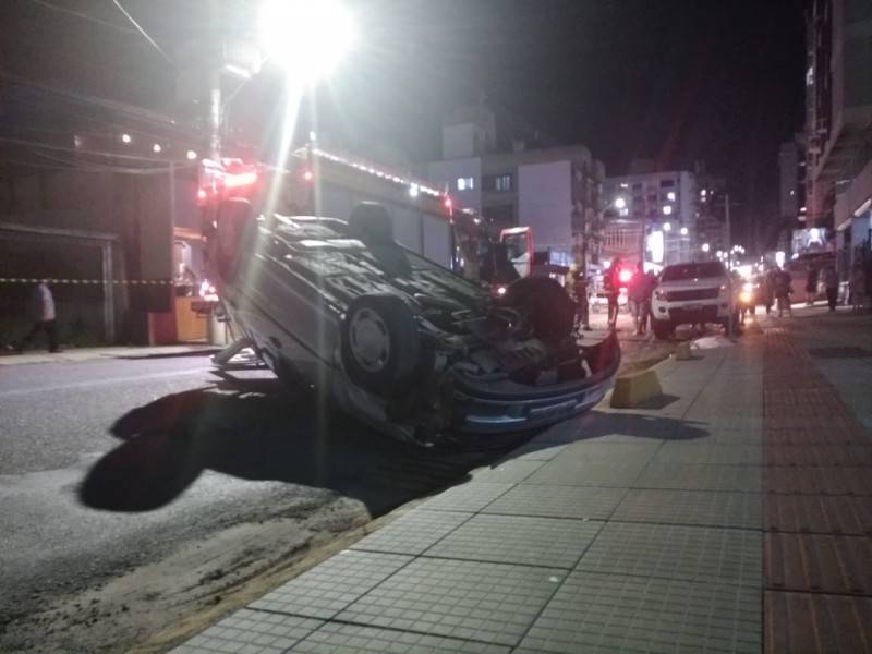 Colisão seguida de capotamento é registrada na Joaquim Nabuco; uma pessoa está hospitalizada — foto 1