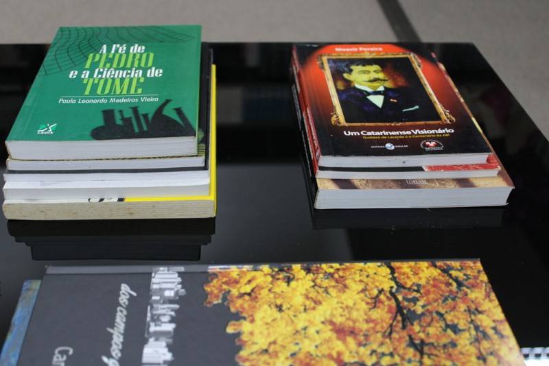 Biblioteca da Unesc recebe doação de mais de 800 livros da área do Direito e de Literatura — foto 2