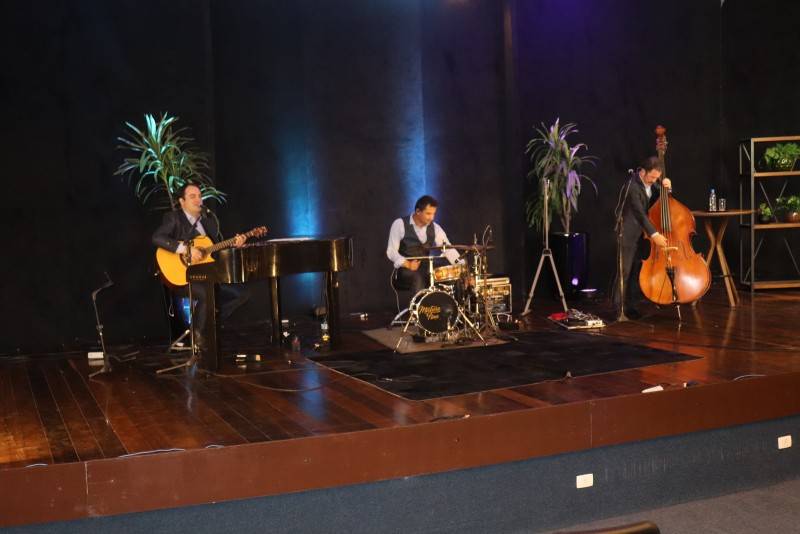 Live musical reúne colaboradores da Unesc para celebração de Dia do Trabalho — foto 1