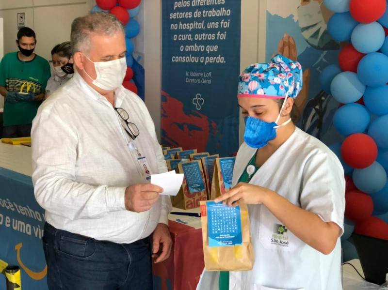 Colaboradores e médicos do HSJosé recebem homenagem especial — foto 1