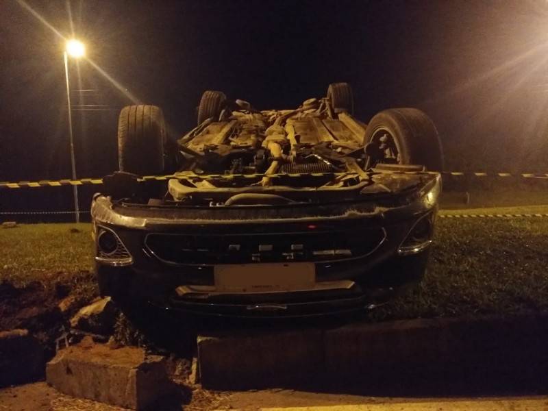 Motorista capota no trevo do pontilhão e abandona veículo — foto 1