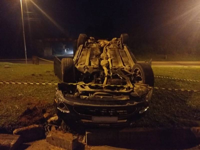 Motorista capota no trevo do pontilhão e abandona veículo — foto 2