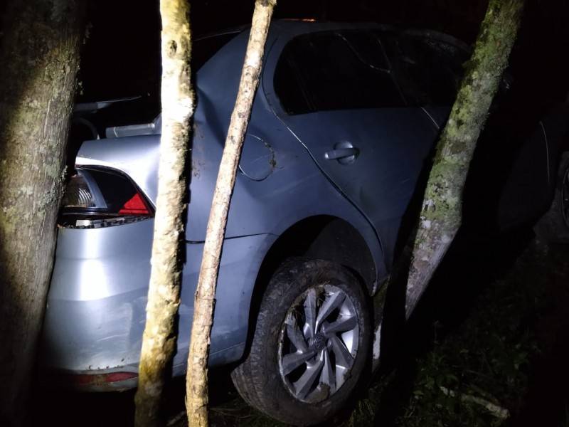 Saída de pista seguida de capotamento é registrada em Lauro Müller — foto 1