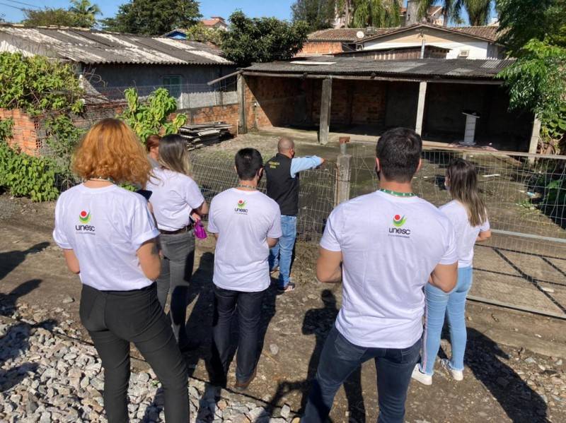 Unesc realiza levantamento de dados em área de vulnerabilidade social de Criciúma — foto 1