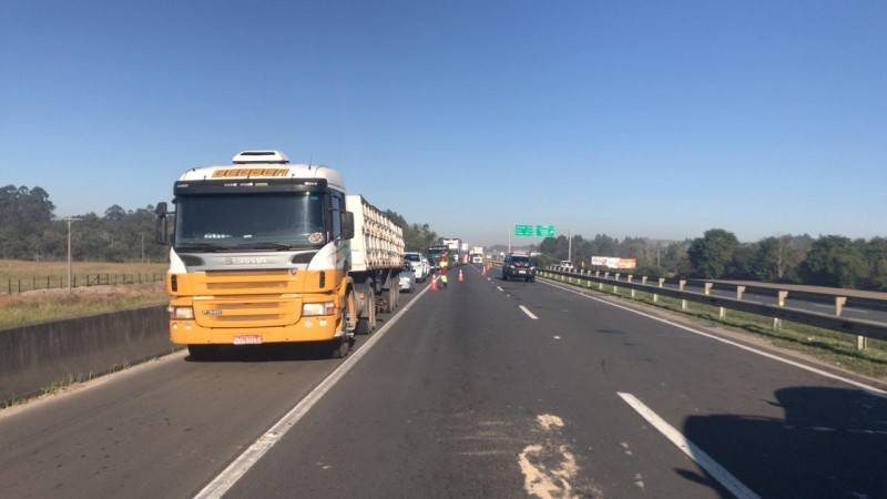 Acidente envolvendo três caminhões e dois veículos é registrado na BR-101 em Içara — foto 2