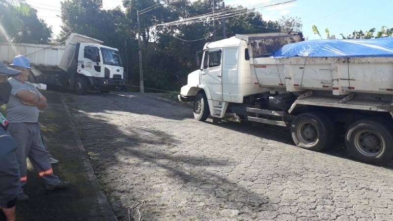 Caminhão colide contra poste no Maria Céu e causa queda de energia elétrica — foto 1
