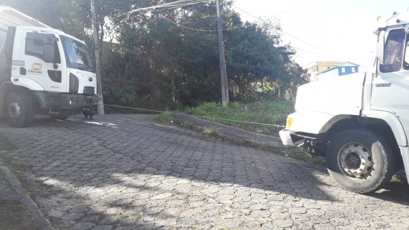 Caminhão colide contra poste no Maria Céu e causa queda de energia elétrica — foto 2