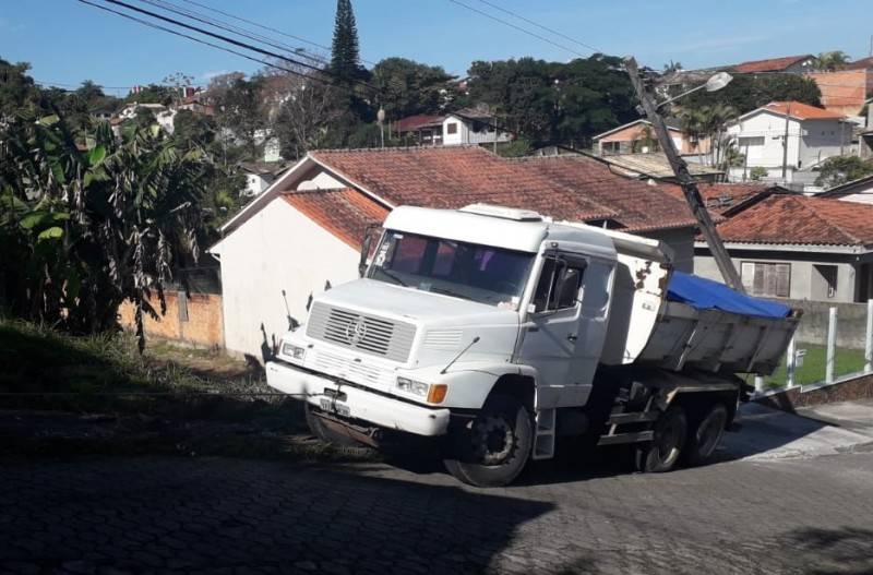 Caminhão colide contra poste no Maria Céu e causa queda de energia elétrica — foto 3