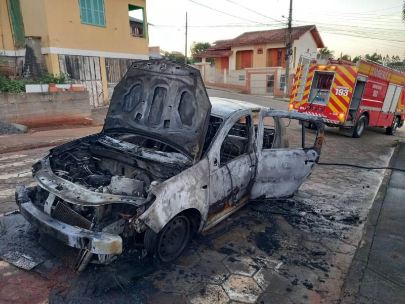 Carro é destruído por incêndio em Içara — foto 1