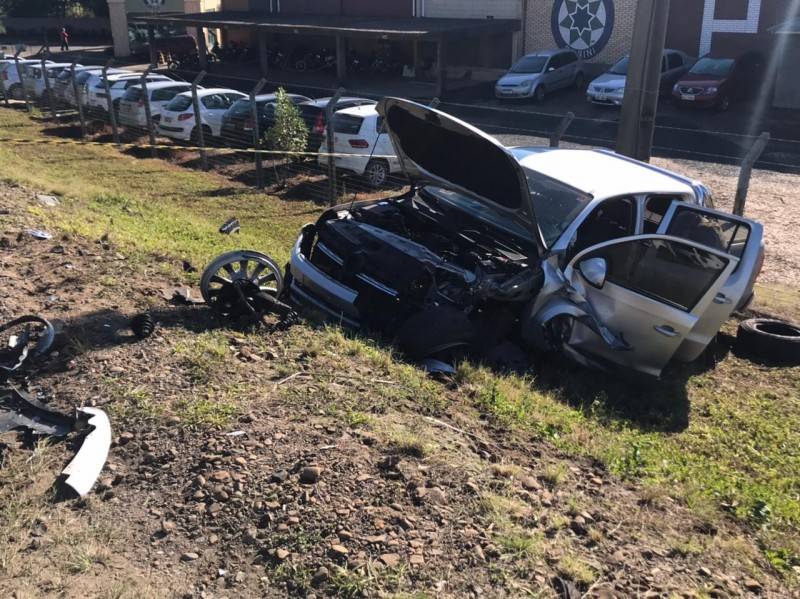 Colisão frontal entre carro e caminhonete é registrada na SC-445 em Criciúma — foto 1
