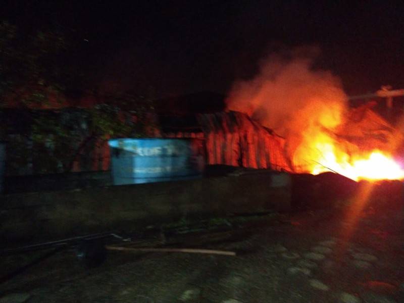 Bombeiros relatam combate ao incêndio em indústria — foto 1