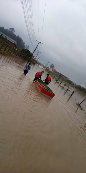 Avó e neto são retirados de casa que alagou durante chuva — foto 1